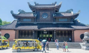From Hanoi: Trang An Boat, Bai Dinh Pagoda, & Mua Cave Tour
