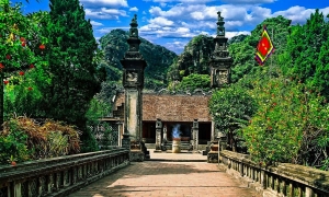 From Hanoi: Tam Coc, Hoa Lu & Mua Caves Full-Day Trip