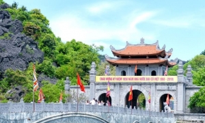 Hanoi: Hoa Lu, Trang An Caves, & Mua Cave Day Trip and Lunch