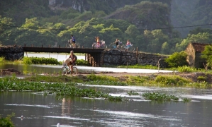 Hanoi: Hoa Lu, Trang An Caves, & Mua Cave Day Trip and Lunch