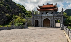 Hanoi: Ninh Binh Day Trip with Tam Coc, Hoa Lu, and Mua Cave